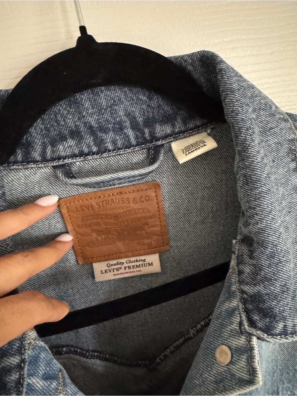 Levi’s ‘90s Western Pieced Trucker Jacket
Color: Free Range – Medium Wash - Picture 12 of 13
